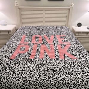 *Victoria Secret Pink Leopard Comforter
